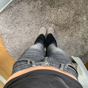 Lågmidjade Jeans - Lågmidjade Tally Jeans!    Midjemått: ca 70 cm     Innerbensläng: 75 cm