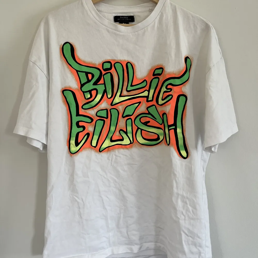 En oversized Billie Eilish t-shirt med tryck köpt på Bershka 2019 ish. Använd fåtal gånger så den är i nyskick🥰 Storlek XS men skulle säga att den känns mer som M. T-shirts.