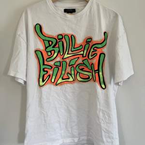 En oversized Billie Eilish t-shirt med tryck köpt på Bershka 2019 ish. Använd fåtal gånger så den är i nyskick🥰 Storlek XS men skulle säga att den känns mer som M