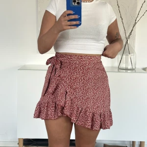 Blommiga kjol - L men som M 