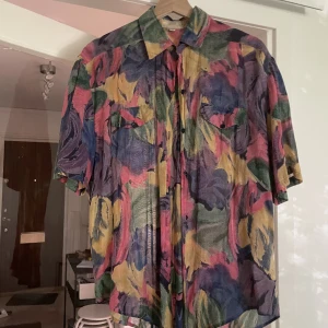 Kortärmad skjorta  - Oversized färgglad kortärmad skjorta i storlek 40. Jag har använt den med en kortärmad/långärmad tröja under 