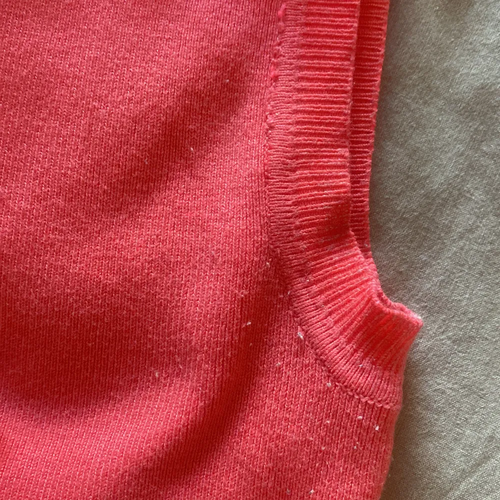 säljer ett linne ifrån zara i en fin rosa/korall färg som är extra fin till sommaren🩷 sparsamt använd så topp skick!!👌🏼. Toppar.