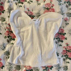 Vit topp - Tar endast swish och frakten är 45k! 💕 Ger alltid bildbevis och toppen är från Gina tricot 