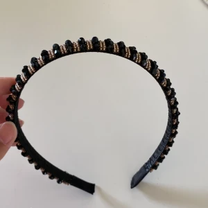 Diadem - Säljer detta superfina trendiga diadem pga för lite användning. Den har svarta och guld-aktiga pärlor och passar till typ allt! Kontakta gärna om du är intresserad. Använd endast 1-2 ggr, priset kan diskuteras!💗