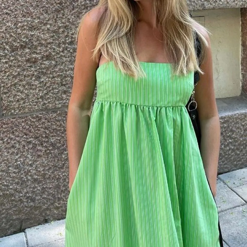 Så fin grön klänning från Zara, använd fåtal gånger, inte min bild, skriv om ni vill ha fler😊. Klänningar.