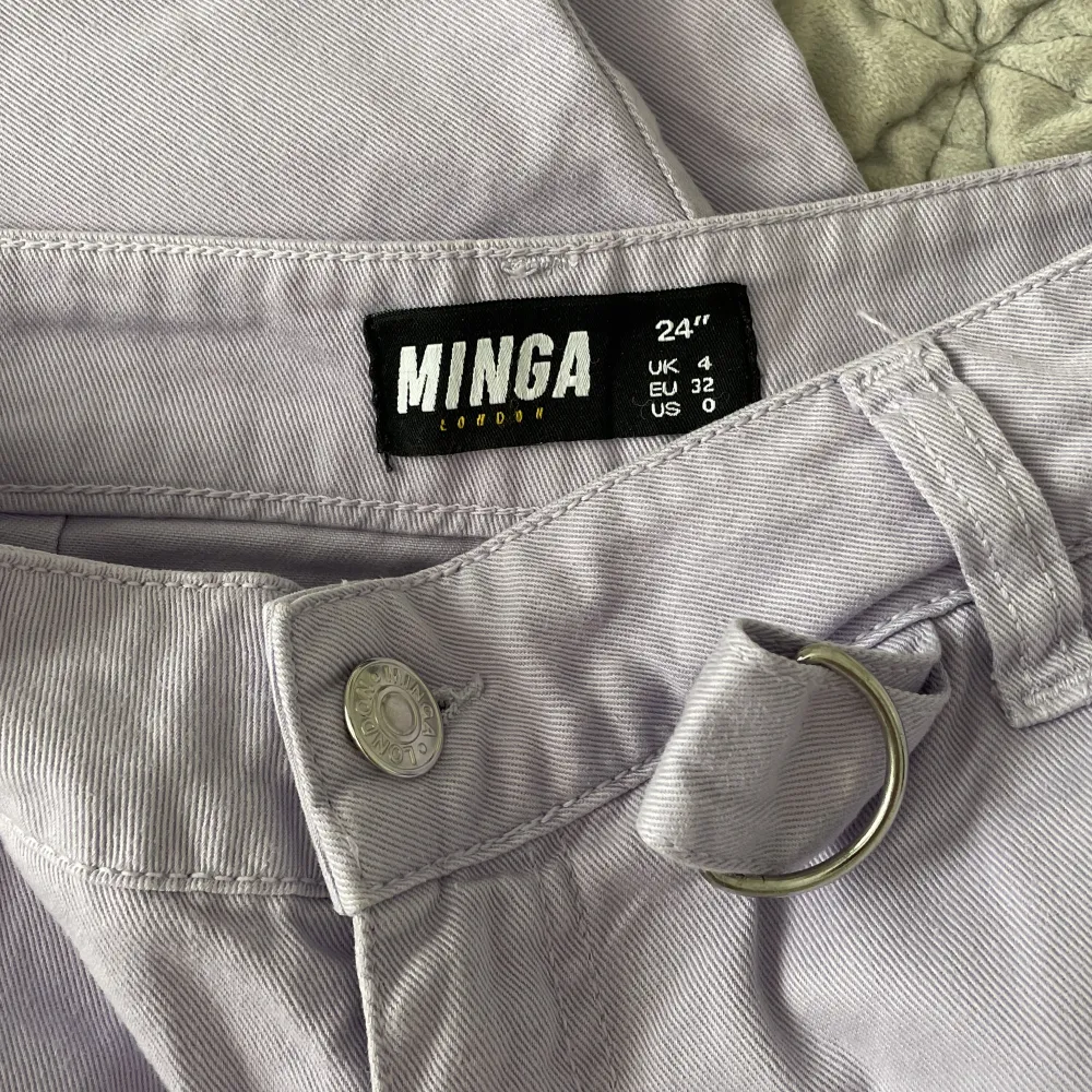 Lila cargo byxor från Minga London. Säljs inte längre på hemsidan. Använd gärna köp nu! Använda få ggr.. Jeans & Byxor.