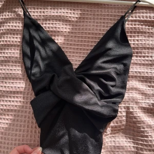 Festtopp/body - Sjukt snygg festbody. Djup urringning.