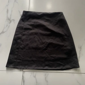 Satinkjol stl 32 - En satinkjol från ASOS stl 32, kommer aldrig till användning. Använd 1 gång, nyskick