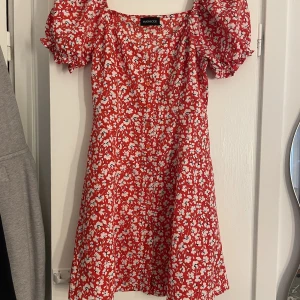 sommarklänning - superfin klänning från even&odd med knappar som tyvärr är lite för stor på mig💓den är helt ny och ej använd, nypris 400