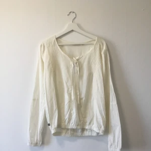 House of Lola skjorta, vit, storlek medium - House of Lola skjorta, vit.   Tunn och luftig. Perfekt för varma sommardagar! Måste ha linne under annars syns det igenom.  