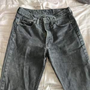 Ett par retro gråa jeans i storlek w32 l34