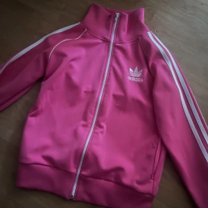 adidas kofta - fin rosa adidas kofta som sitter super fint på kroppen. plagget är slutsålt överallt.