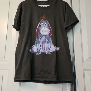 T-shirt med Ior på... - T-shirt med Ior från Nalle puh.  Ytterst lite använd. 