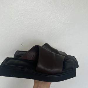 Sandaler i modellen ”Evy”, stl 39 med chokladbrunt läder. Sparsamt använda. ⭐️ Nypris ~1400kr