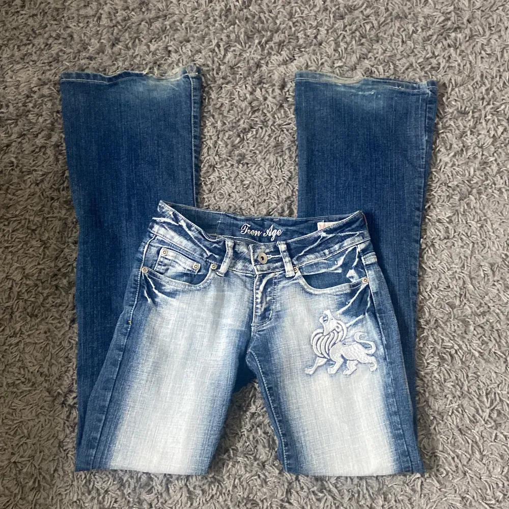 Jättefina Lågmidjade crazy age jeans! ❤️ lite slitna där nere då de varit lite långa på mig ❤️. Jeans & Byxor.