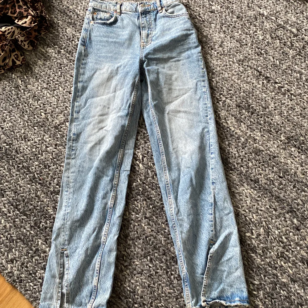 Säljer ett par blå jeans från Gina tricot, köpt för 500. Jeans & Byxor.