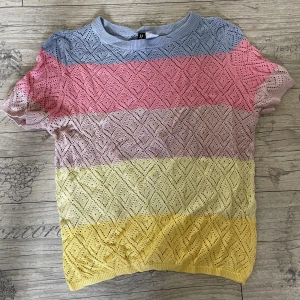 Figurnära top - Figurnära topp, i jättebra skick. 