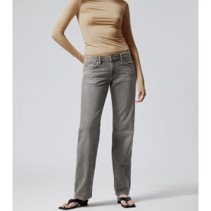 Lågmidjade jeans - Arrow low straight jeans från weekday som är i samma modell som första bilden, men där skillnaden är att jag säljer i en blå tvätt!! 💙💘 Nästan helt oanvända och nypris runt 600kr