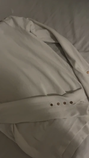 stickad tröja  - en super fin stickad tröja ifrån zara med guld detaljer! 💘