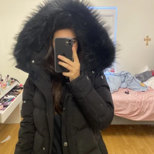 Hollis - Säljer denna super snygga hollis vinterjacka i modellen subway, använd kanppt en vinter då jag tycker att den inte passar mig, den ör tvättad och är i bra skick.💞 priser går att diskutera vid snabb affär 