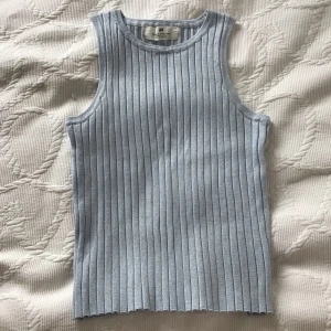 Blått linne H&M💘😻 - Suupeerfint blått linne från H&M! 💞💐 Super skönt och stretchigt material, aldrig använd! 💘😻 Storlek 10-12Y det ungefär samma som XXS och möjligtvis XS i barnstorlek (kanske, vet ej helt säkert) eftersom materialet somsagt är stretchigt! 🫶🏼🫶🏼🫶🏼  