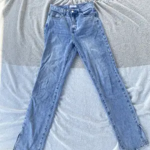 Mina favorit Jeans som måste nu säljas. Använt ett antal gånger men så fina fortfarande. Lite längre i benen men så fina me ett par klackar me slits där nere.