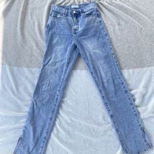 Jeans  - Mina favorit Jeans som måste nu säljas. Använt ett antal gånger men så fina fortfarande. Lite längre i benen men så fina me ett par klackar me slits där nere.