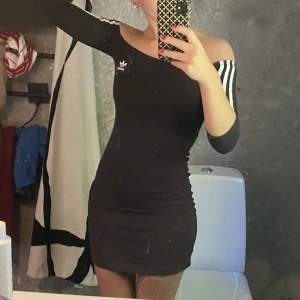 Offshoulder-klänning Adidas - Fin bomullsklänning från Adidas som är offshoulder🖤formar kroppen fint och är lagom lång. Inköpt på Champs-Élysées i Paris.