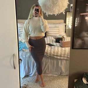 Midikjol  - Oanvänd midikjol fårn zara i stetxhigt ribbat material. Köpt för 299kr säljer för 120kr. Köp via ”köp nu” knappen🩷