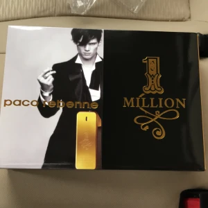 Parfym - En helt ny parfym som heter one million. Krämer och en liten parfym flaska och den stora flaskan ingår! Helt ny och luktar väldigt fräscht! Allt kostar 1099kr.