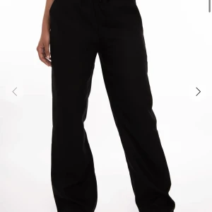 Linnebyxor A dsgn - Säljer ett par linnebyxor i svart från A dsgn. Dem är endast använda några få gånger och är i nyskick. Säljer dem pågrund av att jag hittat andra jag tycker passar mig bättre. Pris 500 inklusive frakt. Kan tänka mig att diskutera priset vid snabb affär