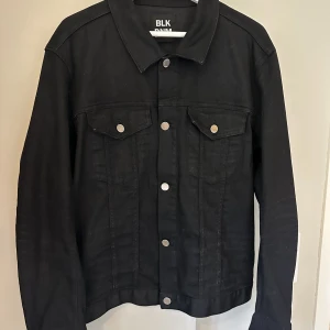 BLK DNM, jeansjacka svart. Nyskick - Säljer en BLK DNM jeansjacka i svart. Är i storlek XL men upplever den mer som L som är min vanliga storlek. Fint skick, använd ett fåtal gånger. 
