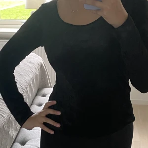 Svart tröja - En svart tajt tröja i sammet. Sitter fint på kroppen. Köpt second hand men jättebra kvalite, precis som ny. 