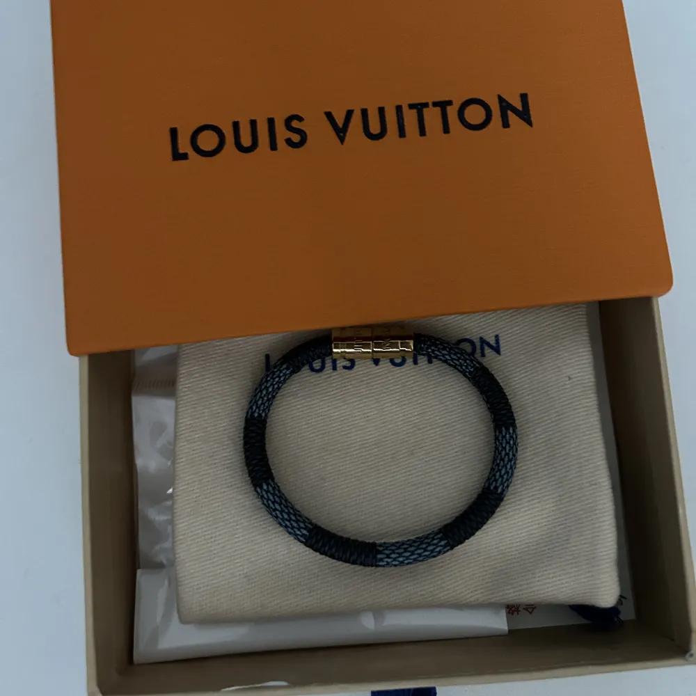 Louis vuttion armband. Hör av dig för mer info!. Accessoarer.