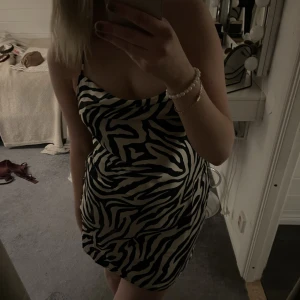 Klänning - Säljer denna snygga klänning från H&M i storlek 38. Den är använd en gång. Skriv för fler bilder och vid intresse.🩷