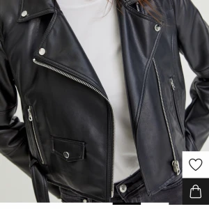 Skinnjacka - Supersnygg skinnjacka ifrån pull&bear, storleken är xxl så att den har lite overzized fit. Aldrig använd, det är bara å skriva om du har några frågor. Köparen står alltid för frakten och postbevis skickas alltid❤️‍🔥