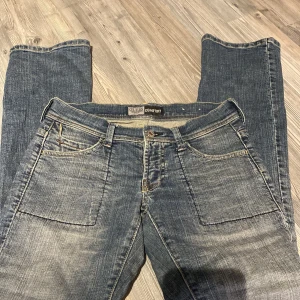 Vintage jeans - Low Rise jeans. Vintage. Väldigt fina Stockholmsstil jeans. Strl 24 men passar mig som är 27. Ej returer.