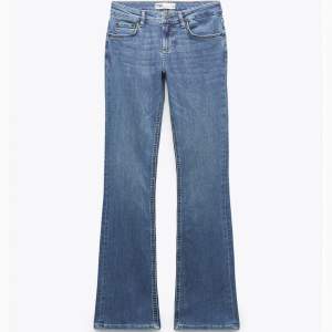 Säljer nu mina low Waits jeans med bootcut från zara pga att de har blivit för stora, jätte bra skick båda har använts Max 5 gånger var, finns i ljusblå och mörkblå❤️❤️ storlek 38 på båda passar mig i längden som är 170❤️ köpta för 399kr/st❤️