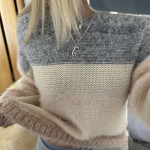Stickad tröja - Kollar intresset på min favorit stickade tröja! Så otroligt fin & perfekr nu på sommaren, bra skick. Köptes för ca 1000kr så vill inte sälja den allt för billigt, kom med prisförslag🩷💕 storlek xs men passar mer en s enligt mig