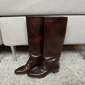 Vintage italienska stövlar i äkta läder! - Då skorna är vintage så har de tecken på användning med de har varit väl omhändertagna och är i bra skick. De är gjorda i Italien av äkta italienskt läder och köptes för 1225kr, säljer då de är en aning för små. Köparen betalar för frakten!