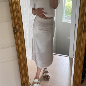 Satinkjol kjol - Superfin maxikjol i satin. Säljs då den aldrig kommer till användning💘 bara att skriva vid eventuella frågor🤗