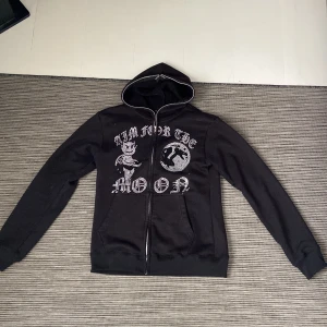 Aim for the moon  hoodie - Säljer en riktigt fet rhinestone hoodie från aim for the moon, säljer pga att den e lite för stor, den är sparsamt använd och alla rhinestones sitter som de ska👌 Hör av dig vid eventuella frågor. Pris kan diskuteras vid snabb affär👍