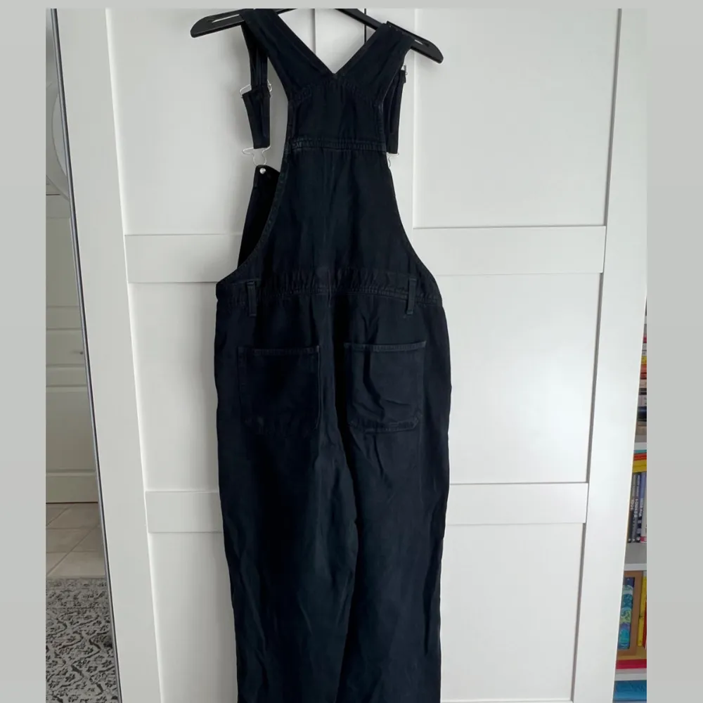 Snygga svarta dungarees köpta på beyondretro för några år sedan. Mjukt och skönt material. . Farkut & Housut.