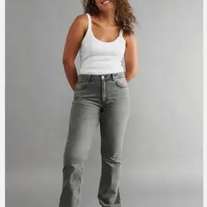 Jättefina, inte så mycket använda jeans från Gina. Dom är lågmidiade. Hör av er vid frågor eller intresse!💕 tryck inte på köp nu.