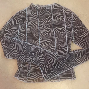Tröja/topp - Tröja/topp i storlek S ifrån h&m, använd en gång. Den är ganska genomskinlig så om man vill kan man ha ett linne under. 