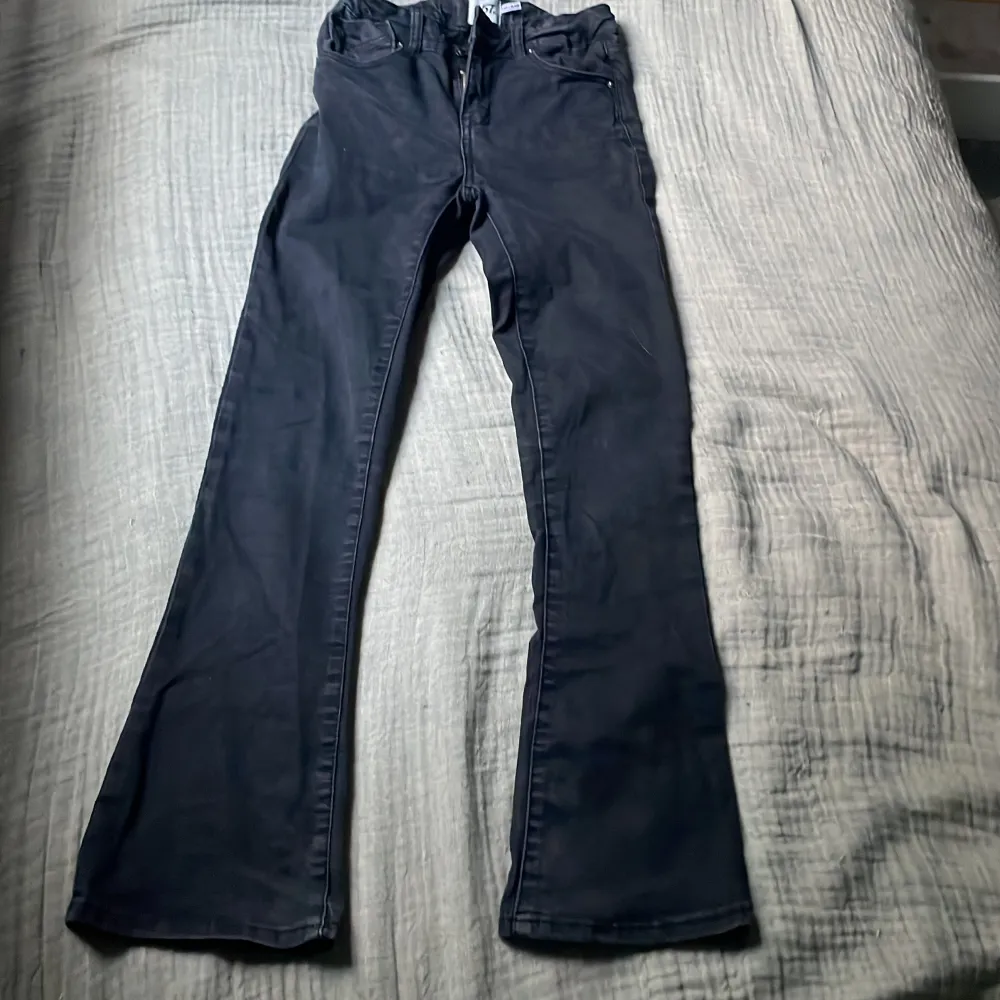 Säljer mina flare jeans då de inte kommer till användning❤️skriv för fler bilder. Jeans & Byxor.