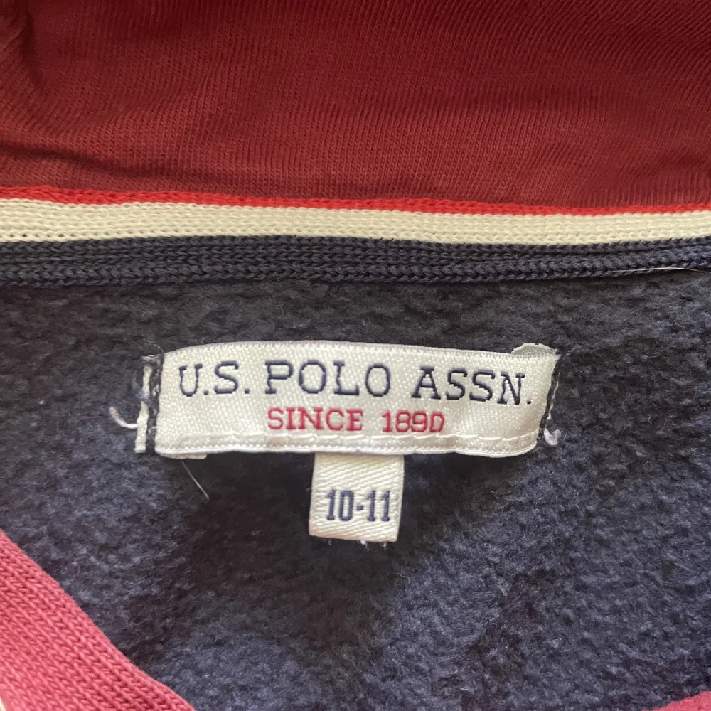Röd, vit och blå hoodie från U.S. Polo Assn. Skicket på tröjan är 7/10. Storlek: 10-11 år. Tröjor & Koftor.
