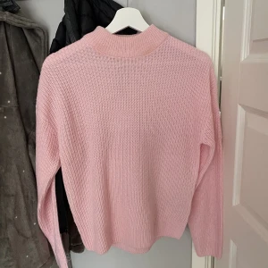 Rosa stickad tröja  - Rosa stickad tröja aldrig använt bara testat den, lappen finns även kvar. Inte använt då jag inte är bekväm i att halsen är lite högre än vanligt men inte så hög. Nypris 400kr