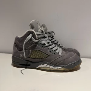 Jordan 5 Wolf Grey - Jordan 5 wolf grey i storleken 38 säljs pga är för små för mig nypris: 4000 mitt pris: 600 kan också byta mot en revinite keps 🥶🦋🔵