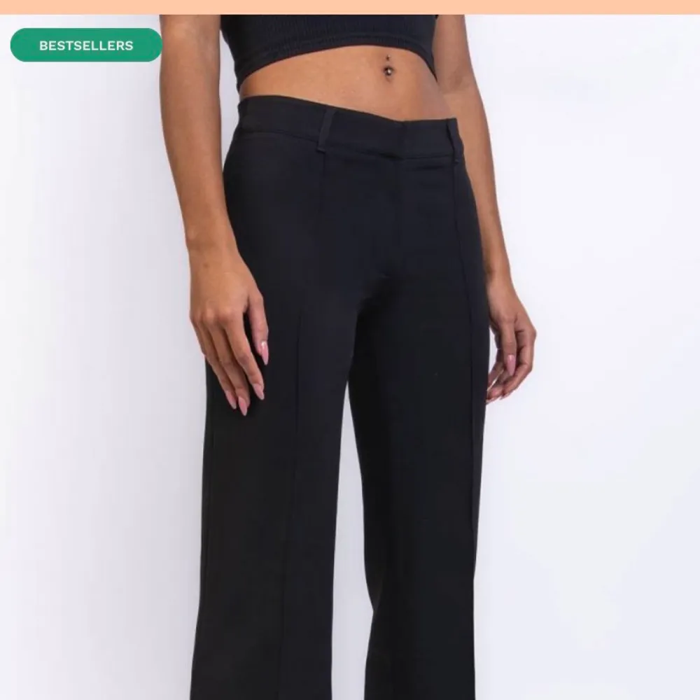 Säljer dessa lågmidjade kostymbyxorna från Madlady i storlek 38 - extra tall då det blev lite stora för mig. De är helt oanvända. Svarta utan fickor och super sköna! Frakt ingår ej. Jeans & Byxor.